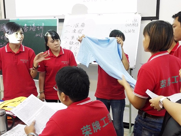 星空·综合体育员工培训现场