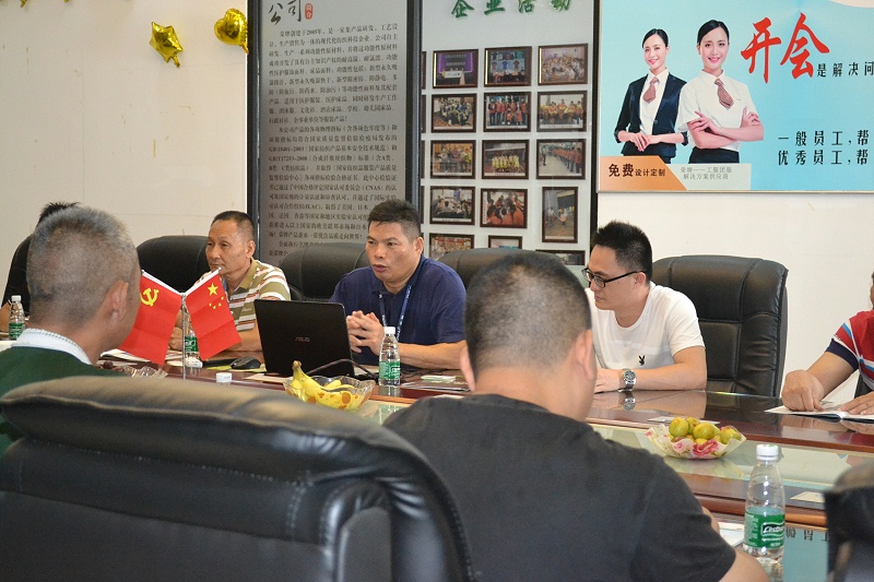 黄日荣董事长就医用面料展开深入的介绍